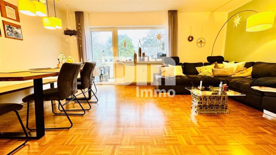 (R)eserviert! Etagenwohnung mit Balkon, Kellerraum und Garage - Wohn / Esszimmer / Zugang Balkon